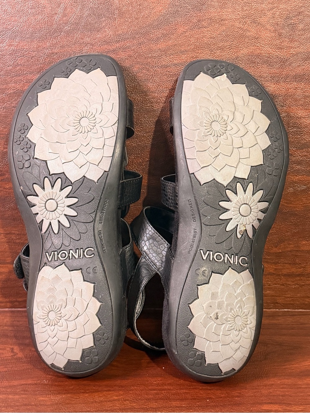 Vionic Women’s Sandals Black Strappy Comfort Slip On With Orthaheel Tech Size 11 - Picture 9 of 9